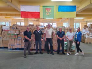 Gruppenfoto im Spendenlager der Caritas