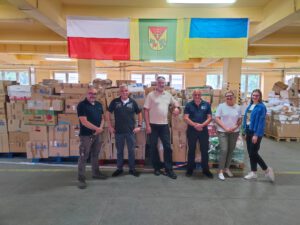 Gruppenfoto im Spendenlager der Caritas