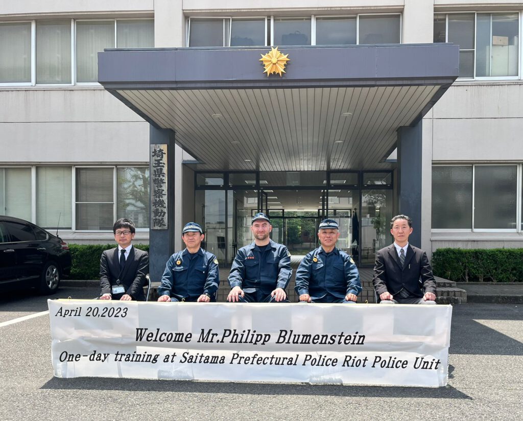 Begrüßung bei der Riot-Police-Force in Saitama