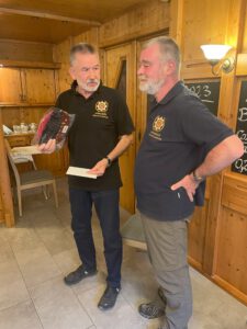Jens Gärtner (r.) erhält ein Geschenk vom Verbindungsstellenleiter Heinz-Gerd Corbach