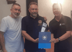 Der Geehrte Thomas Welter in der Mitte. Heinz-Gerd Corbach (li.) und Michael Schulz (re.) freuen sich mit!